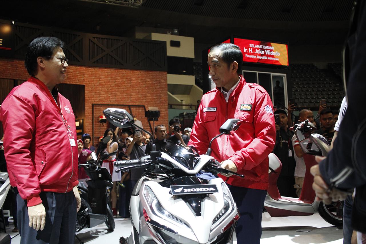 Presiden Joko Widodo Saksikan PCX dan Vario di IMOS 2018 - Webike Indonesia